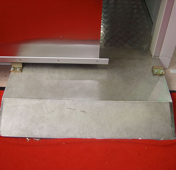 Refrigerated Warehouse Walk-in Cooler Freezer Cold Room Door Step