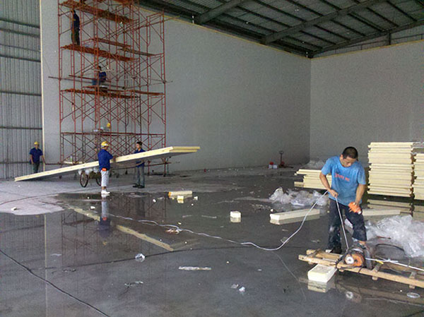 Cold Room Construction: Tightening Locking Tongue Groove Prefabricated Insulated Sandwich Panel Cold Storage Warehouse Installation